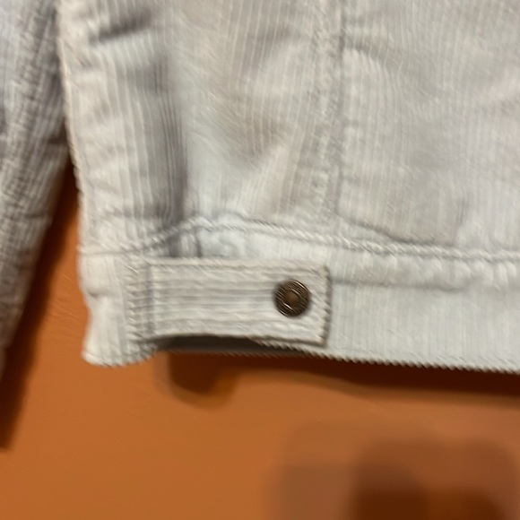 Pretty Levi Jacket
It’s an Xsmall but fits like s/m - Picture 4 of 9